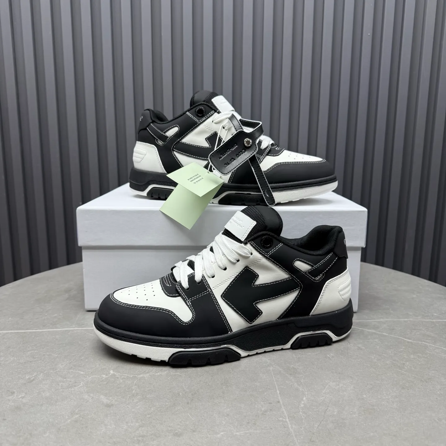【off- white】P: 620💰Couple model👫, Size: 35-44 (Customized for men 38.45.46) High-quality version👊 "Out of office" series original molding, original lasting, production process 1:1 Original ➰OFF GRAY WHITE OW ➰ First-layer cowhide Imported skin-friendly and environmentally friendly polyester mesh Original molding high elastic and environmentally friendly molding pad Made with the original lasting process. The original molded rubber outsole (never yellows and deforms) has a super correct shape, bright color and strong three-dimensional effect👍. Packaging💯Full set of packaging synchronized with the official website (branded paper, certificate of quality, branded cloth bag)